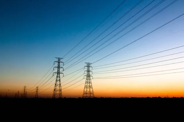 Śmiertelny wypadek na budowie linii wysokiego napięcia. Pracownik porażony prądem