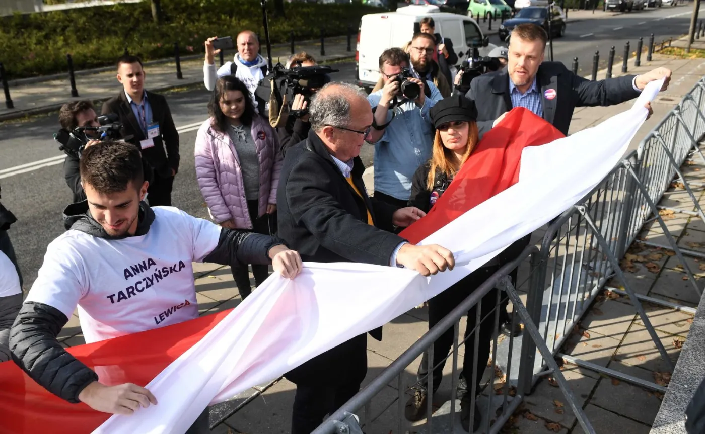 Happening przed Sejmem. Szef SLD obiecuje likwidację barierek