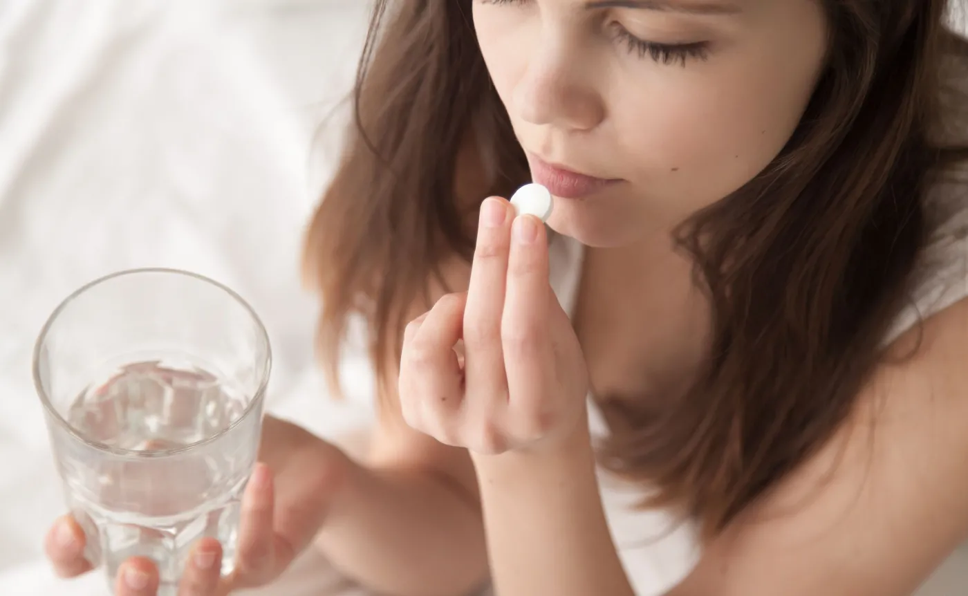 Nastolatka bierze lek