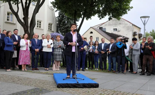 Szydło w Węgrowie na niebieskim podeście. Opozycja kpi: Dbają o obuwie!