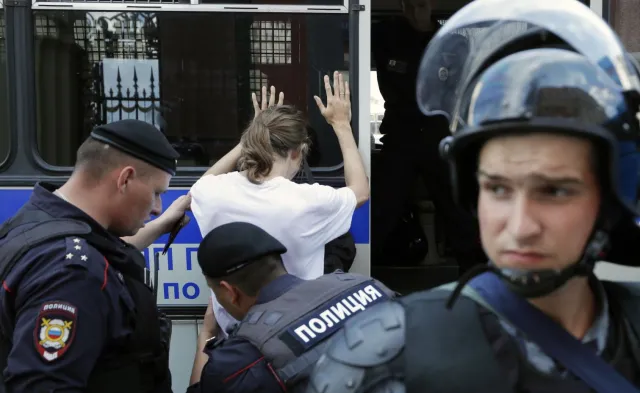 Wielka demonstracja w Moskwie. Policja zatrzymała ponad tysiąc osób [WIDEO]