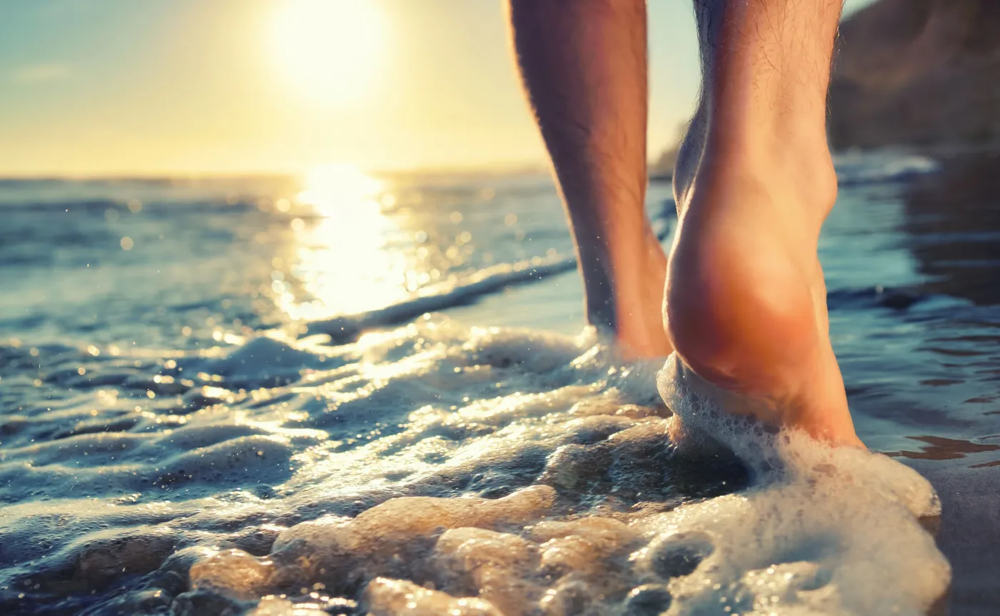 Spacer brzegiem morza