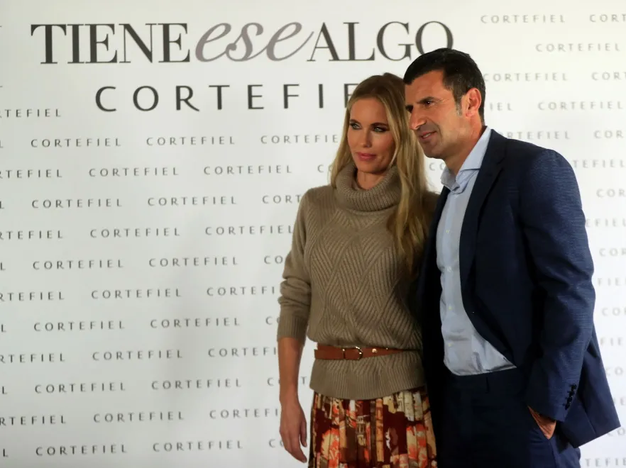 Trudno stwierdzić, które z nich wygląda lepiej... Luis Figo z żoną promują sklep odzieżowy. FOTO