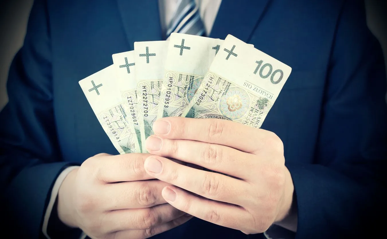 Walczą o 100-200 zł... Większość pracowników budżetówki zarabia gorzej niż sprzedawca w dyskoncie