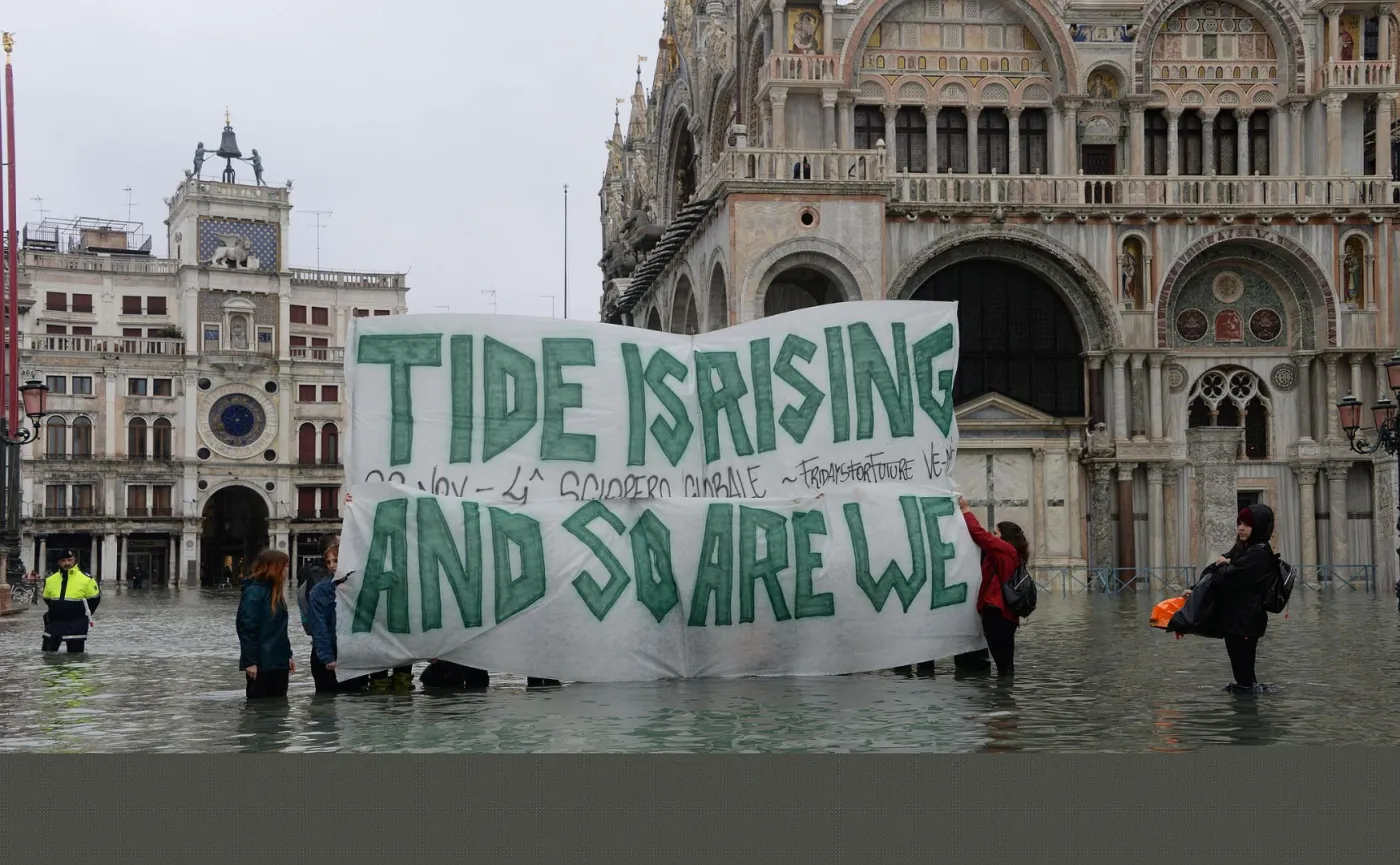 12738021-wysoka-woda-w-wenecji.jpg