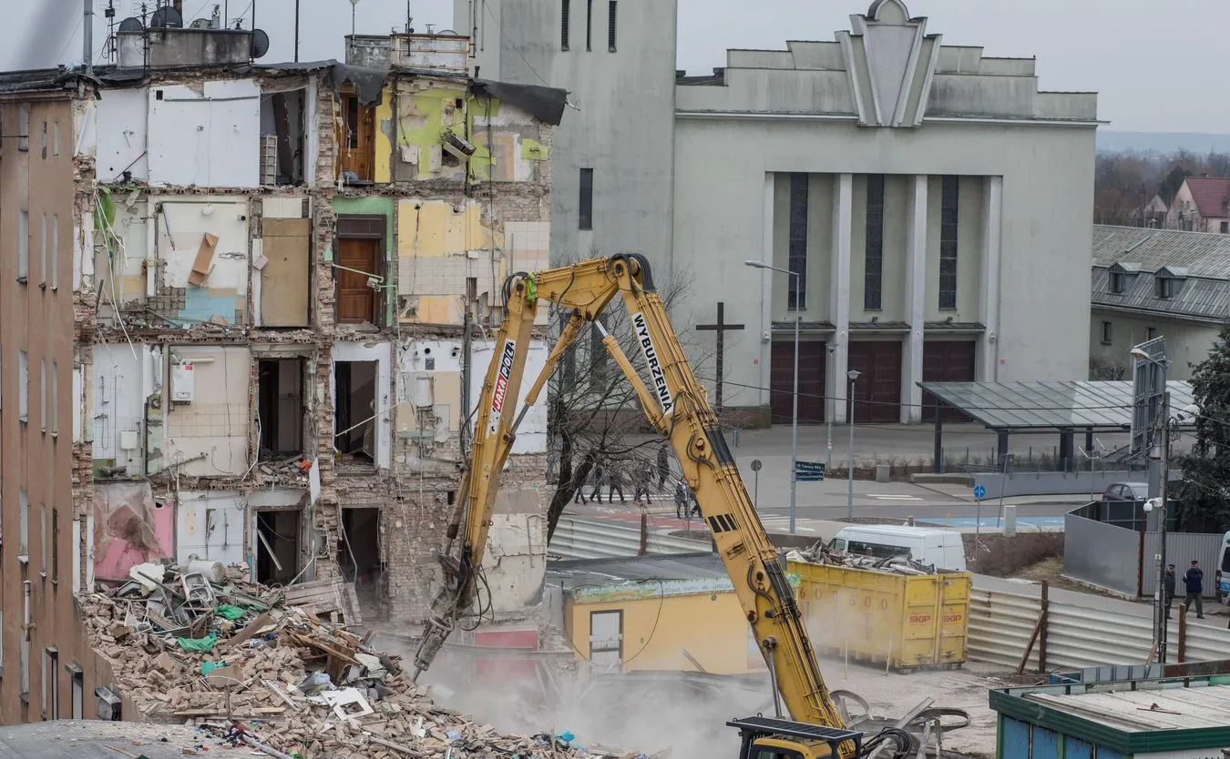 Wyburzanie kamienicy