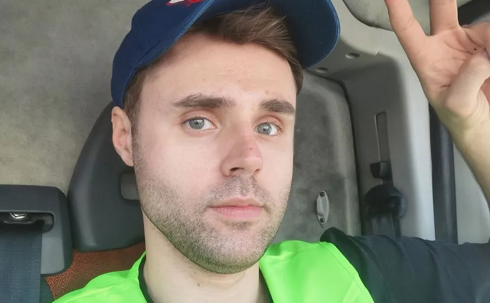 Aktor stracił pracę przez koronawirusa. Zatrudnił się jako kurier [WIDEO]