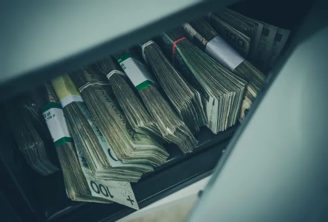 Wyłudziła 1,3 mln zł z funduszy socjalnych? Pracownica OPS usłyszała zarzuty