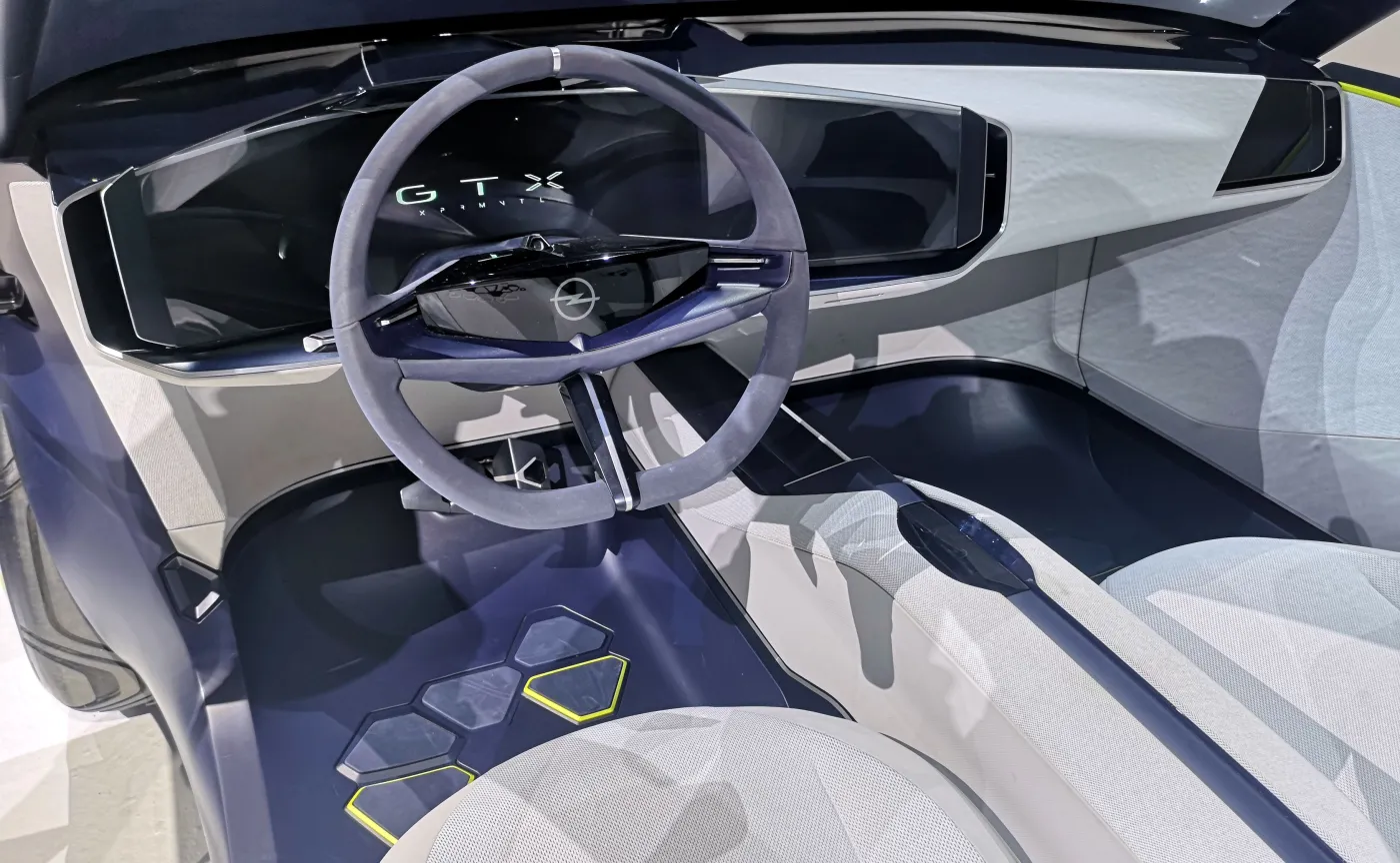 12221488-opel-gt-x-experimental.jpg