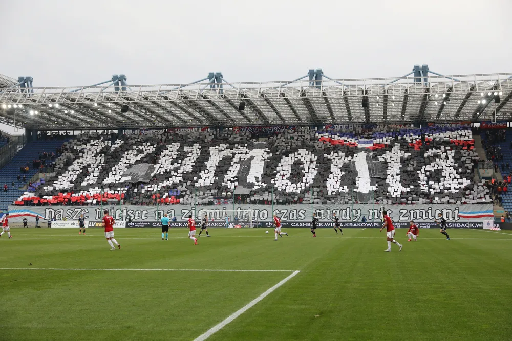 Legia i Wisła znalazły sposób na koronawirusa. Zobacz relację live