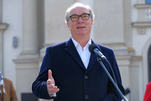 Czarzasty o Hołowni: Płakał nad Biblią, teraz płacze nad Konstytucją. Po co robić z siebie idiotę?