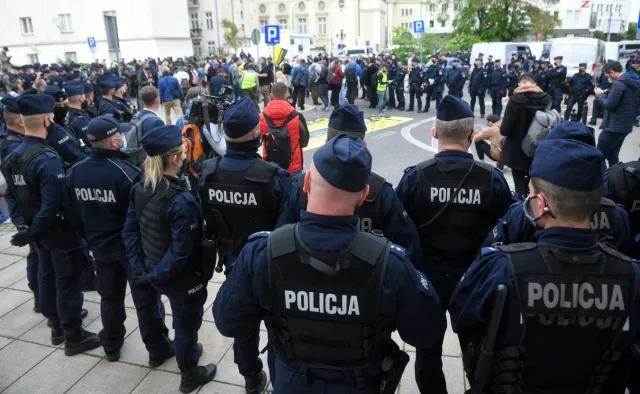 Zakaz zgromadzeń jest niezgodny z konstytucją. Sąd musi stanąć na straży prawa [KOMENTARZ]