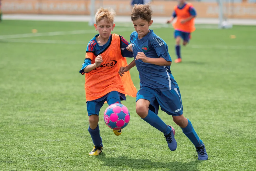 Chłopcy grają w piłkę