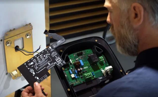 Volkswagen w Polsce kusi tanią ładowarką. W montażu łatwa, jak żyrandol z IKEI