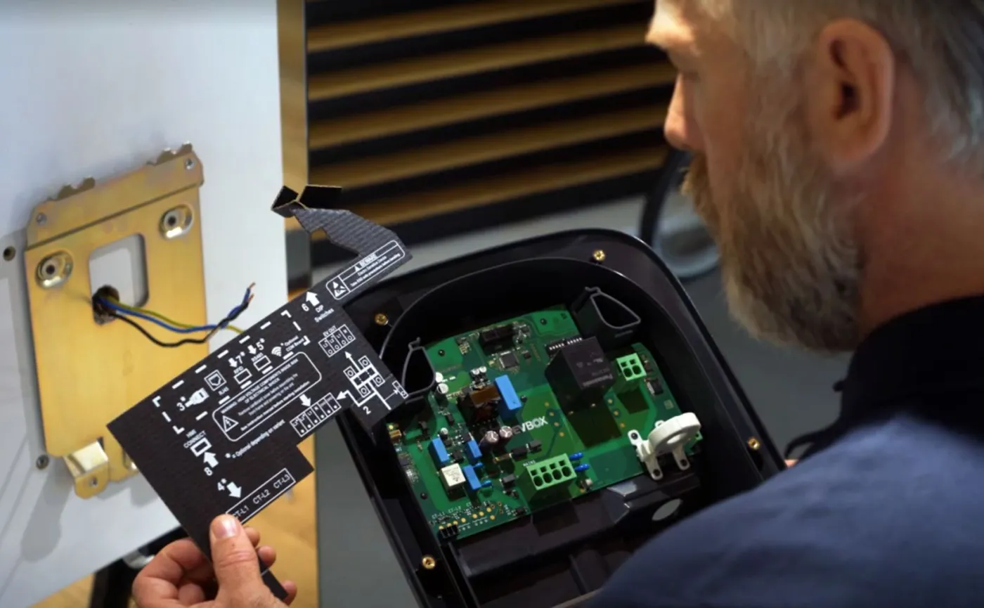 Volkswagen w Polsce kusi tanią ładowarką. W montażu łatwa, jak żyrandol z IKEI