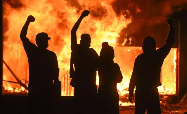 Zamieszki w USA. Trump straszy protestujących wojskiem