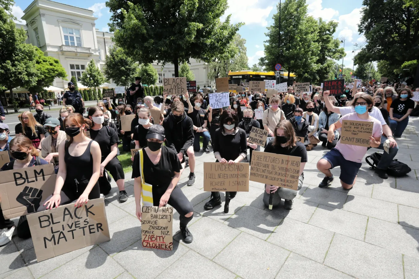 Protest w hołdzie dla George'a Floyda przed ambasadą USA w Warszawie