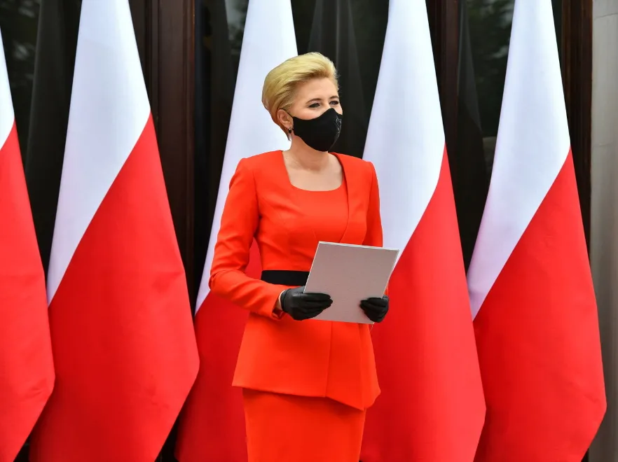 Ktoś nie dopracował szczegółów. Agata Duda zespoliła się z flagą (i nie tylko!). FOTO
