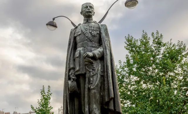 Dwa paryskie pomniki oblano farbą. Oba budzą skojarzenia z niewolnictwem i kolonializmem
