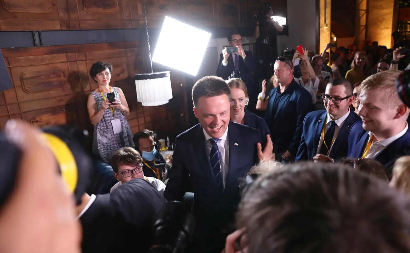 Niespodziewany gość w sztabie Hołowni. "Dotrzymałem słowa" [WIDEO]