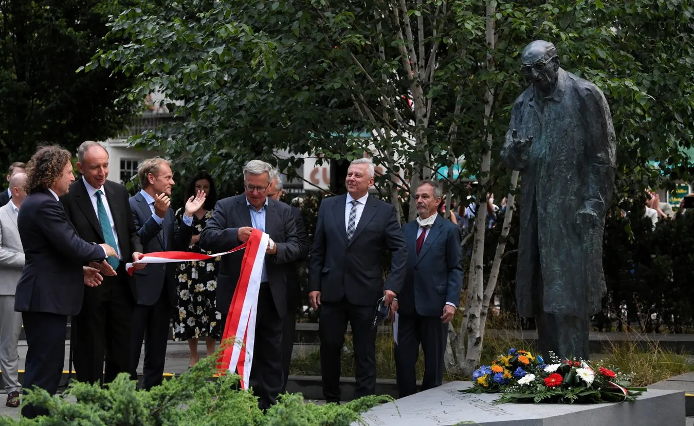Odsłonięto pierwszy w Polsce pomnik  Bartoszewskiego. Wśród gości Tusk, Grodzki i Kwaśniewski
