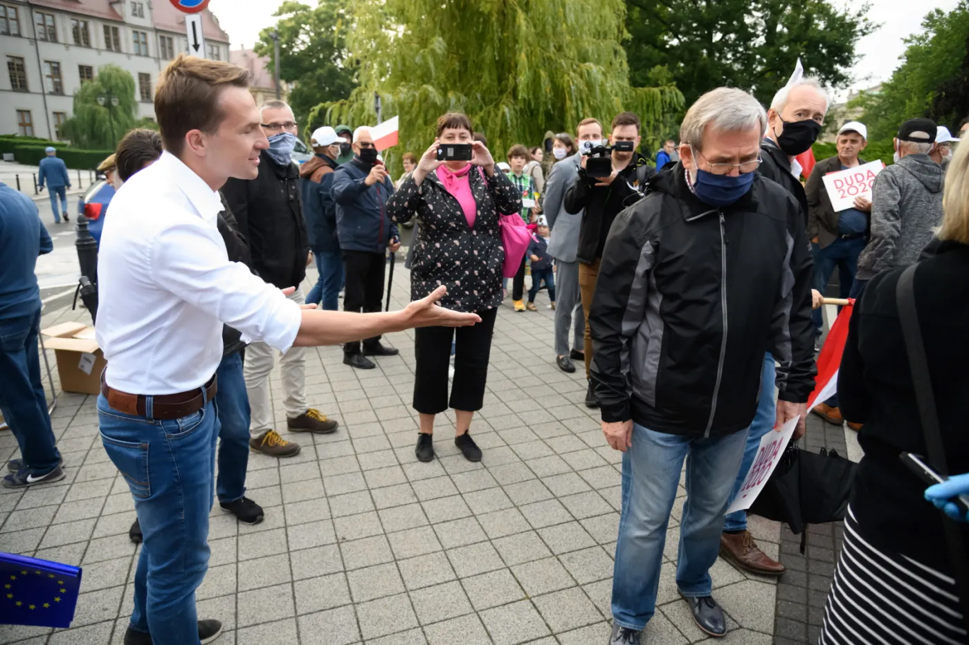 Zwolennicy Dudy do Szłapki: Nie podam panu ręki, bo pan nie jest Polakiem