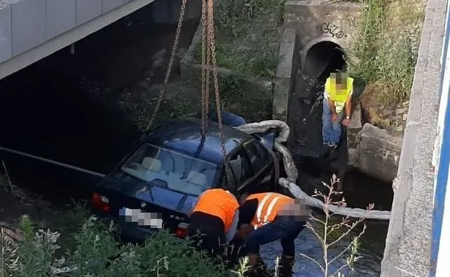 BMW z trzema mężczyznami wpadło do rzeki. Żaden nie miał prawa jazdy