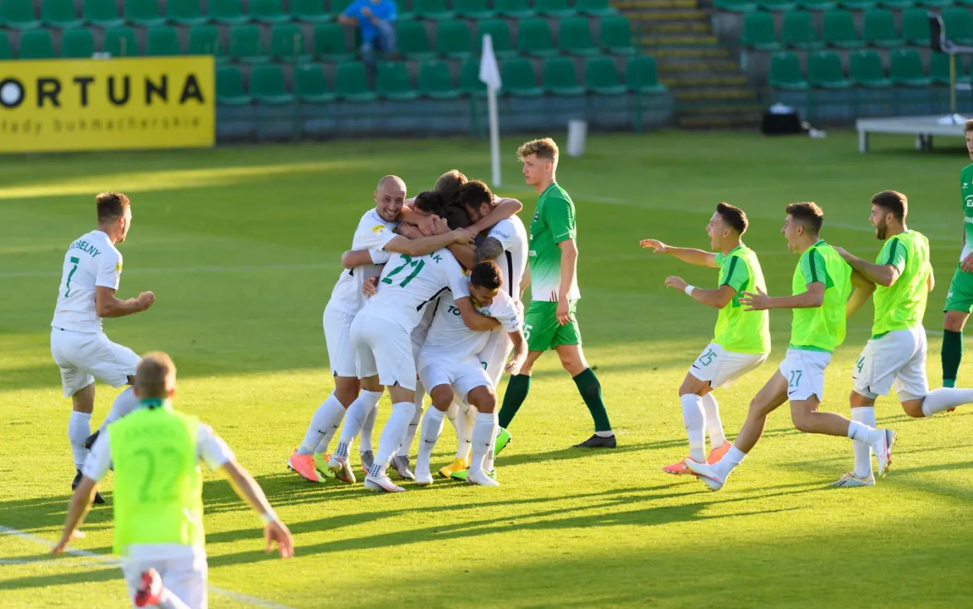 VAR w roli głównej. Dwa karne zaprowadziły Wartę do Ekstraklasy