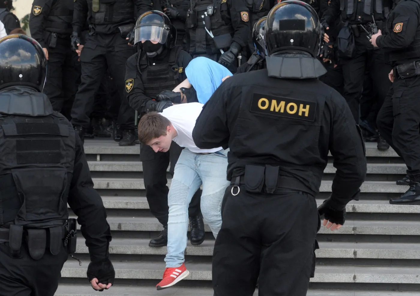 Wyłączony internet, zatrzymania prewencyjne... Białoruskie władze próbuja powstrzymać demonstracje [WIDEO]