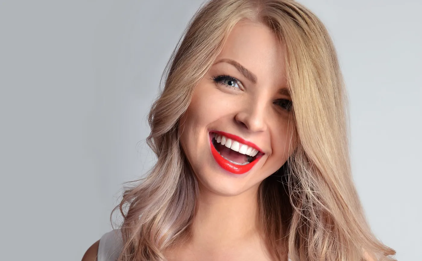 Zębów lepiej nie pokazywać? Z okazji Dnia Uśmiechu zbadano, jak uśmiechają się Polacy i jakie uśmiechy lubią