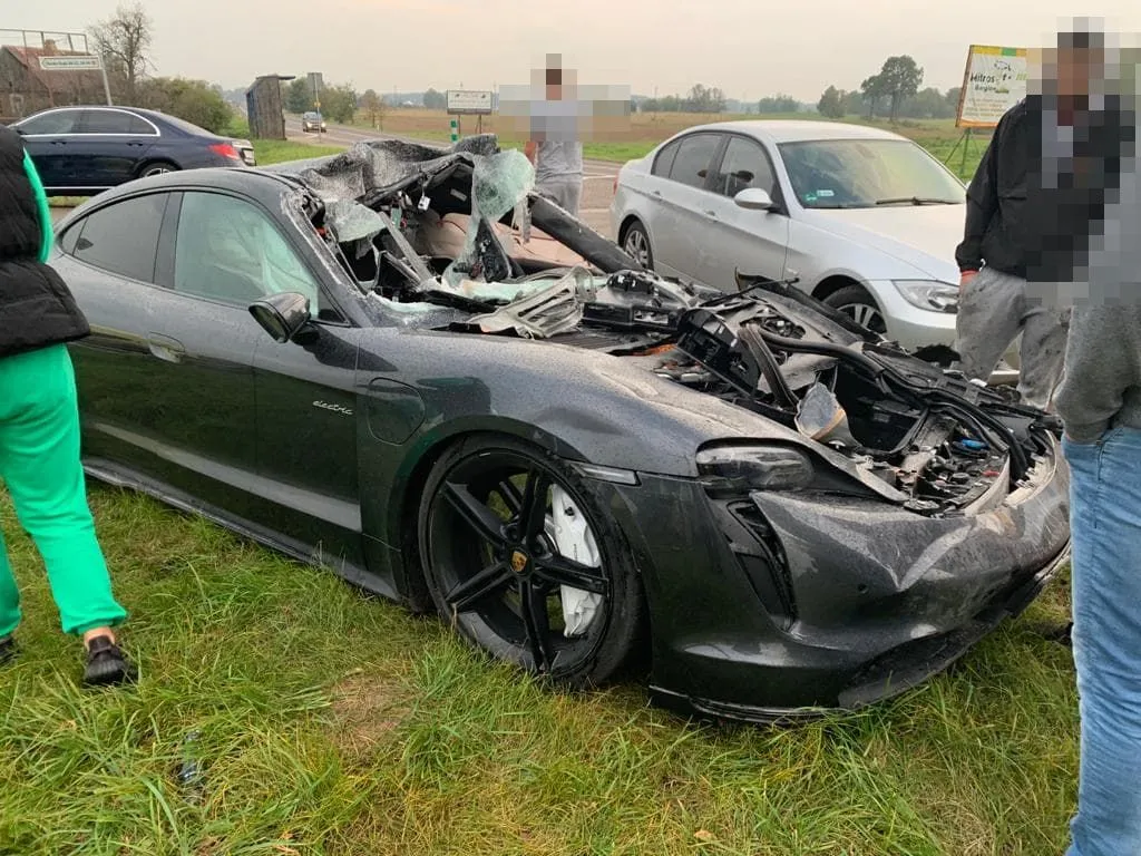 porsche-taycan-turbo-28238479.jpg