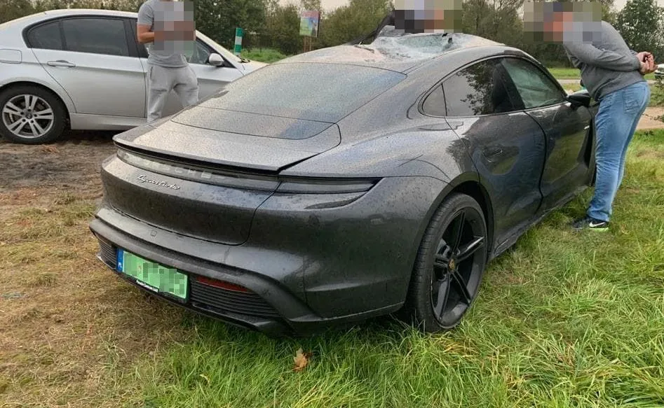 porsche-taycan-turbo-28238490.jpg
