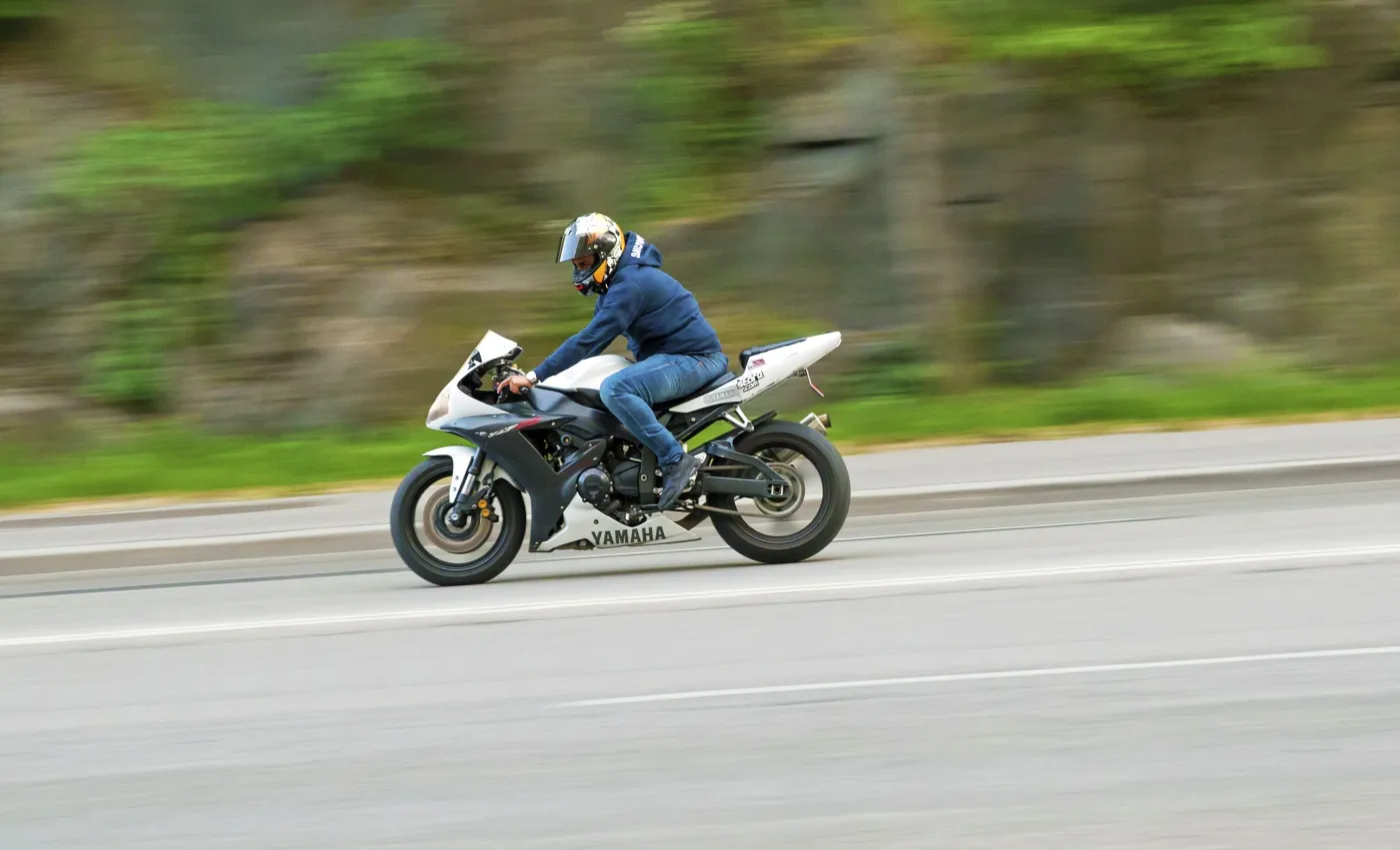 Mężczyzna pędził z dzieckiem na motocyklu ulicami Warszawy [WIDEO]