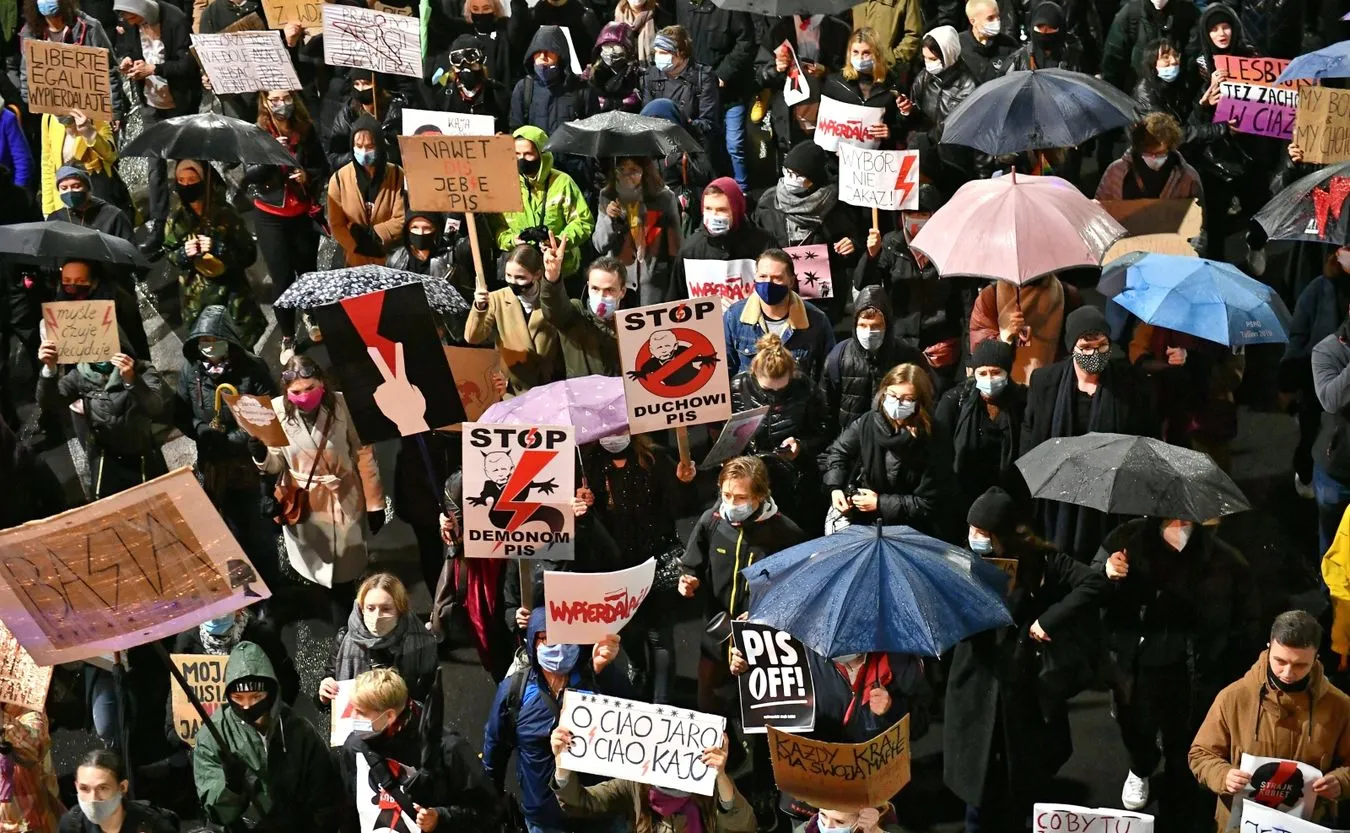 Incydent na proteście w Łodzi. Lubnauer bije w PiS i pokazuje zdjęcie