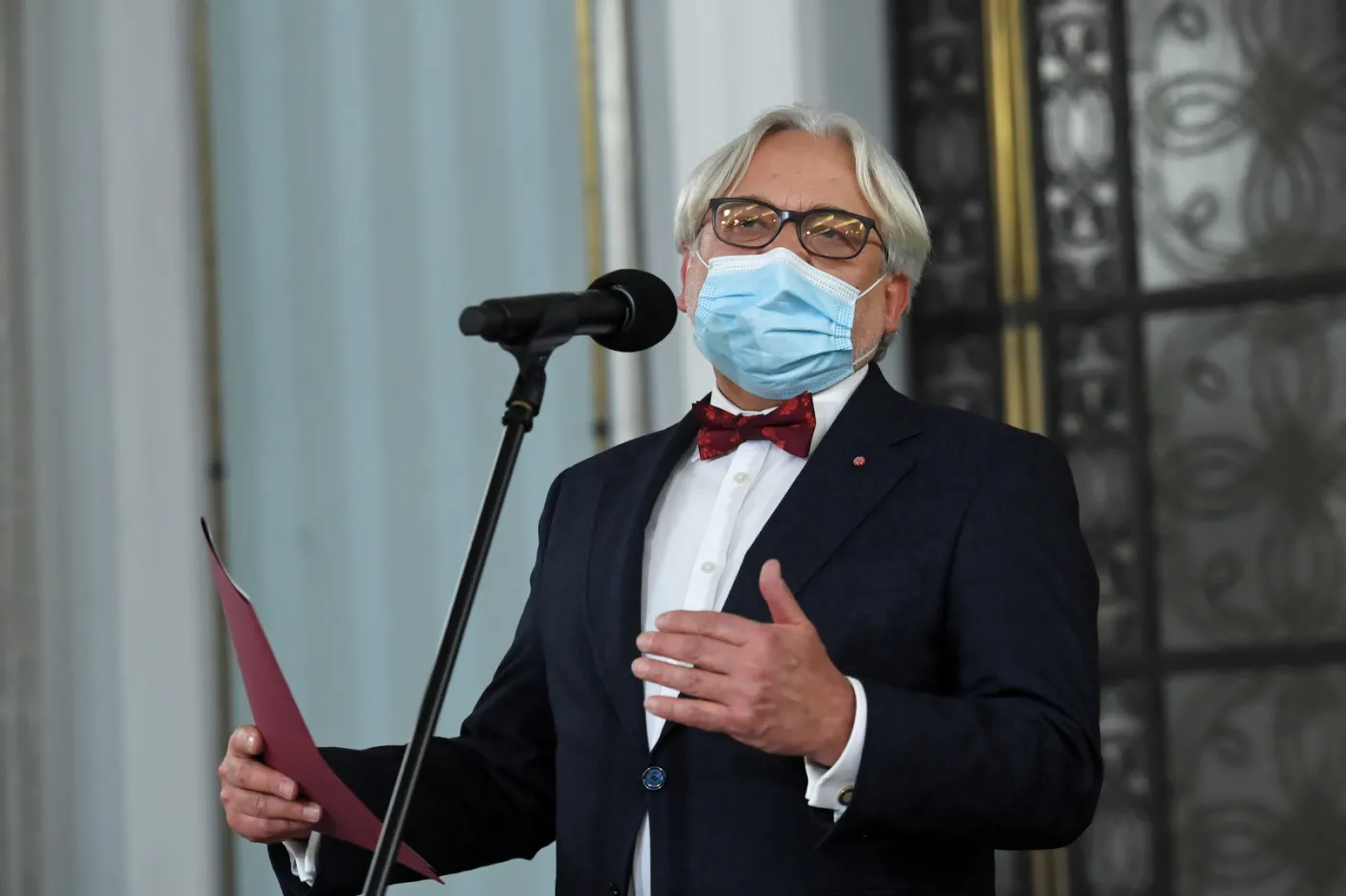 Wiceminister Maksymowicz odchodzi z MEN i wraca do szpitala. "Ojczyzna wzywa" [WIDEO]