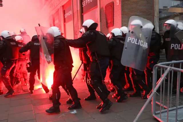 Policja publikuje nagrania ze starć podczas Marszu Niepodległości [WIDEO]