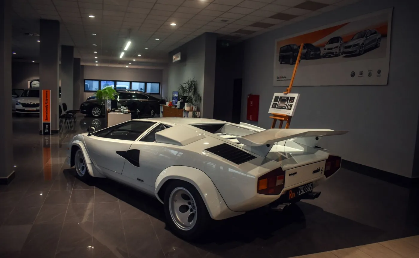 lamborghini-countach-28311891.jpg