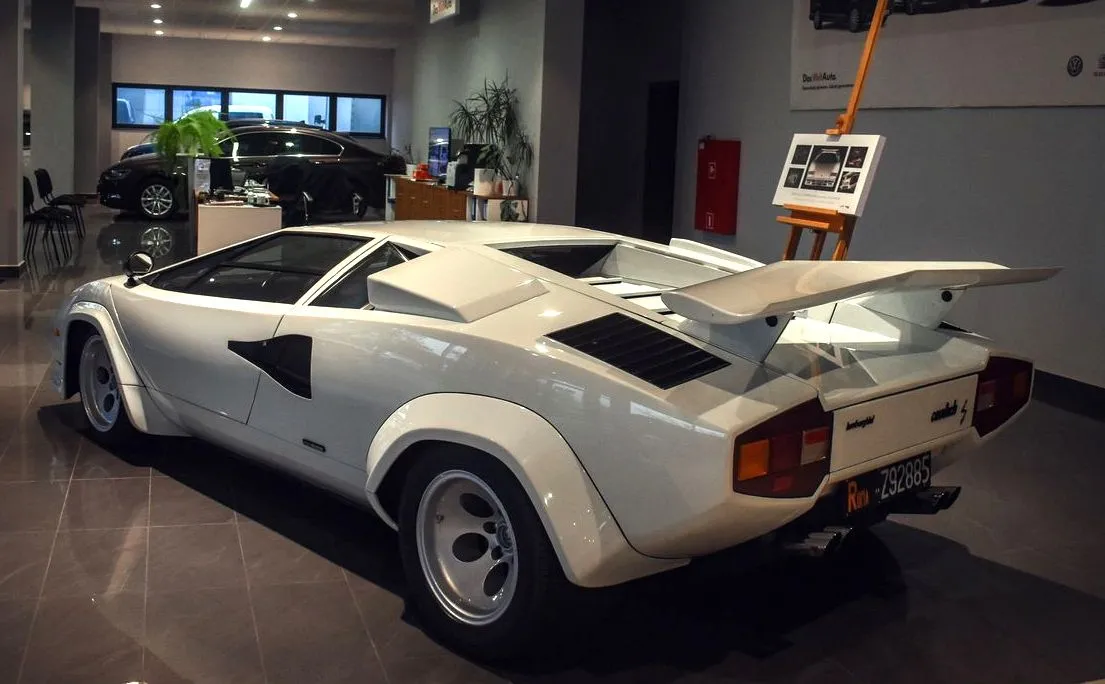 lamborghini-countach-28312061.jpg