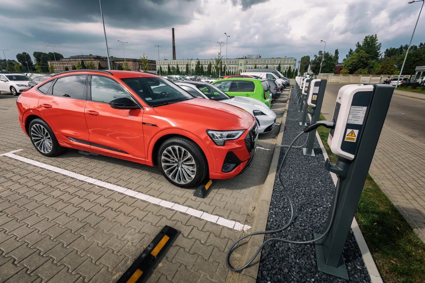 samochod-elektryczny-28174135.jpg