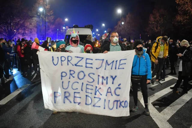 Protesty przed Sejmem. Koalicja Obywatelska uruchamia "sieć obrony protestujących"