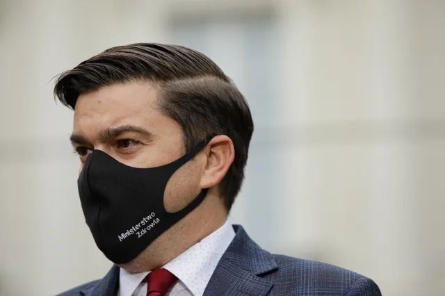 Dlaczego nie testowano pasażerów z Wielkiej  Brytanii? Zaskakujące tłumaczenie resortu zdrowia