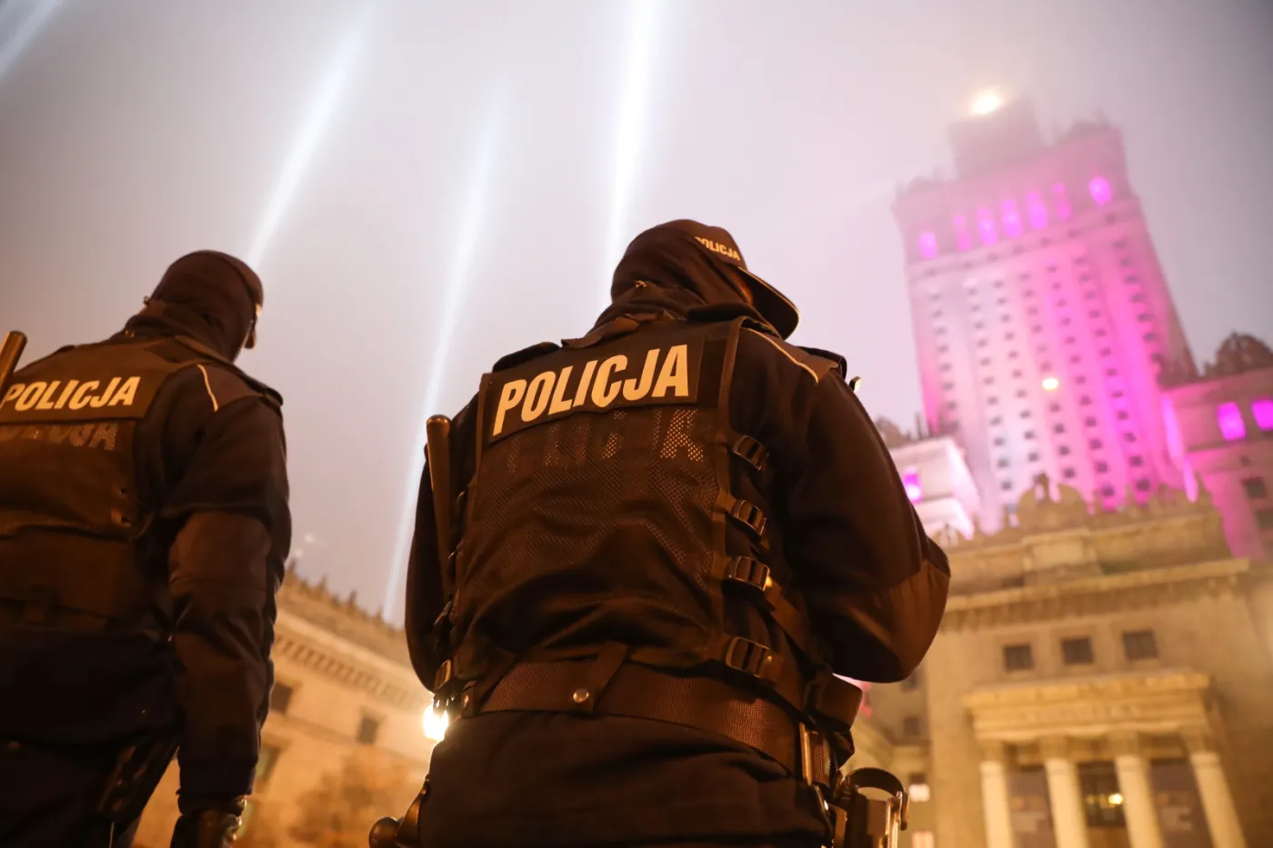 Wieczór sylwestrowy inny niż zwykle. Puste ulice i dużo patroli policji