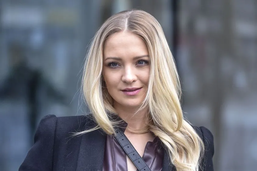 Barbara Kurdej-Szatan reklamuje wózek na tle afrykańskich dzieci. Internauci oburzeni