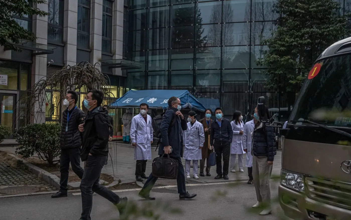 Eksperci WHO na targu w Wuhan. Mają zbadać genezę koronawirusa