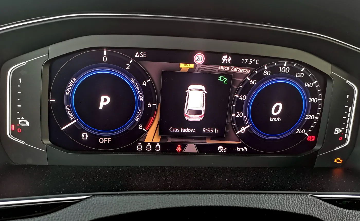 Zwykłą hybrydę można ładować z gniazdka? Absurd, ale kierowca już szuka wtyczki