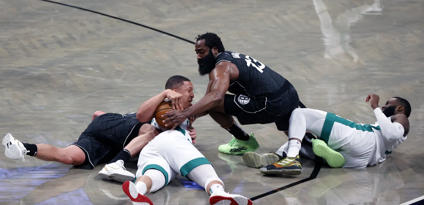 James Harden (w środku)