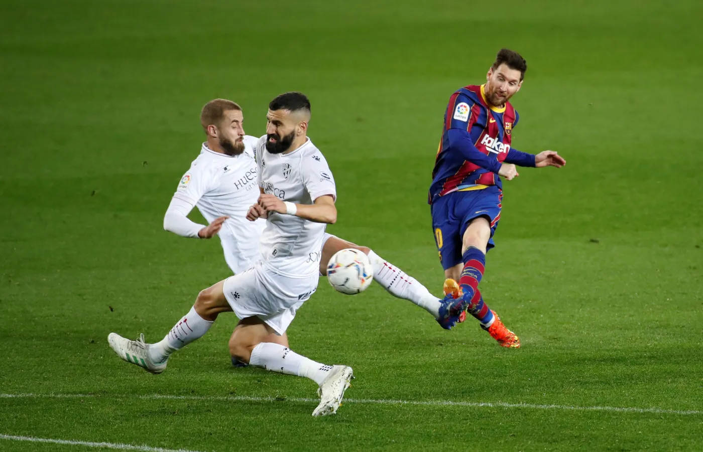 Kosmiczne gole na Camp Nou. Barcelona zepchnęła Real Madryt na trzecie miejsce