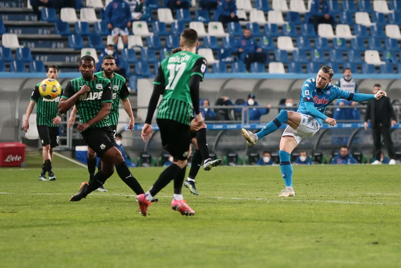 Piotr Zieliński strzela w meczu z Sassuolo