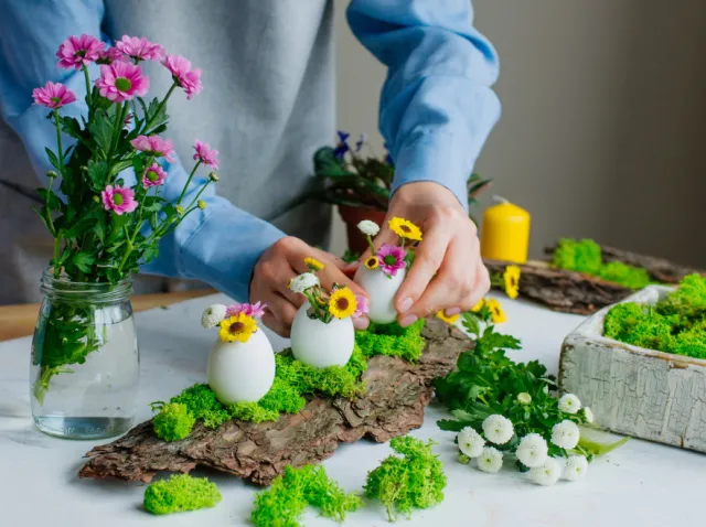 Nowoczesne stroiki wielkanocne: Wykorzystaj to, co na pewno masz w domu!