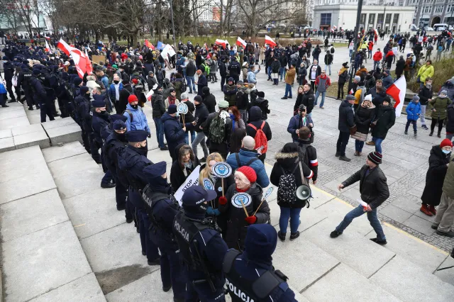 Gorąco na marszu przeciwników obostrzeń. Ratownik medyczny obrzucony kamieniami